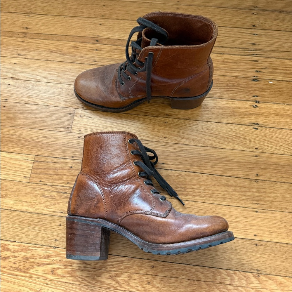 Frye Sabrina 6G in Size 8.5